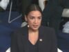 AOC utiliza una impactante ensalada de palabras con «ums» y «ahs» después de que se le preguntara sobre la defensa estadounidense de Taiwán en la Conferencia de Seguridad de Munich.