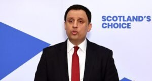 Votar por el partido de Nigel Farage mantendrá al SNP en el poder durante DIEZ años, advierte el líder laborista escocés Anas Sarwar