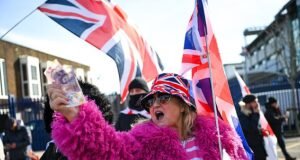 Manifestantes antiinmigrantes se manifiestan frente a la sede del RNLI, diciendo que la organización benéfica de rescate debería dejar de actuar como un «servicio de taxi» para los solicitantes de asilo.