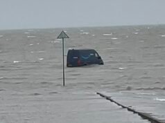 ¡Date la vuelta si es posible! La furgoneta de reparto de Amazon se atasca en las marismas después del rastreo por GPS