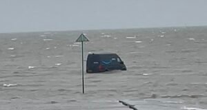 ¡Date la vuelta si es posible! La furgoneta de reparto de Amazon se atasca en las marismas después del rastreo por GPS