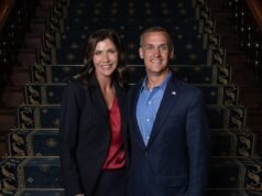 La verdad sobre lo que Kristi Noem realmente dejó en el avión que tanto distorsionó a Corey Lewandowski: ‘Nunca se trató de un encubrimiento’