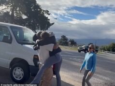 La ex estrella de UFC Caín Velásquez se reúne con su familia cuando es liberado después de ser encarcelado por intento de asesinato de un hombre acusado de agredir sexualmente a su hijo.