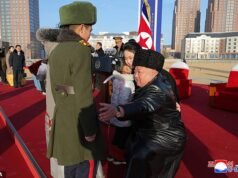 Kim Jong Un y su hija consuelan a los norcoreanos al revelar apartamentos para familias de soldados muertos luchando por Putin, la última señal de que Ju Ae podría sucederlo.