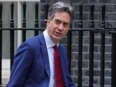 Ed Miliband elogia el acuerdo de energía limpia con Gavin Newsom, el peor enemigo de Trump