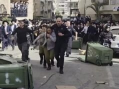 Momento en el que dos mujeres soldados israelíes son salvadas mientras eran perseguidas por 1.000 hombres ultraortodoxos