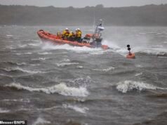 El llamamiento de donación del RNLI provoca furor cuando los residentes afirman que la recaudación de fondos de £ 200 se utilizaría para rescatar a inmigrantes en embarcaciones pequeñas