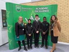 La escuela abandona el uniforme tradicional de chaqueta, camisa y corbata por chaqueta y camiseta después de preguntar a los alumnos qué cambios quieren