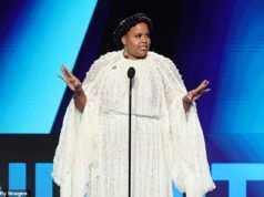 La estrella de White Lotus ignora al apuntador y reprende groseramente a ICE en la entrega de premios