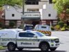 El escuadrón antiexplosivos se apresura al hotel Hyatt Canberra después de que arrojaran objetos por las ventanas