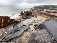 Los aldeanos han quedado aislados de la civilización después de que la tormenta destruyera la carretera costera que los conecta con el mundo exterior… y nadie sabe quién pagará una factura de 18 millones de libras esterlinas para repararla.