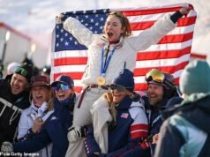 La esquiadora estadounidense Mikaela Shiffrin rompe a llorar cuando finalmente gana otra medalla de oro en los Juegos Olímpicos de Invierno de Milán.