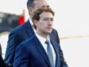Mark Zuckerberg llega a la corte con un traje que no le queda bien, flanqueado por su abogado para luchar contra una demanda histórica por adicción a las redes sociales.