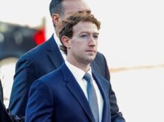 Mark Zuckerberg llega a la corte con un traje que no le queda bien, flanqueado por su abogado para luchar contra una demanda histórica por adicción a las redes sociales.