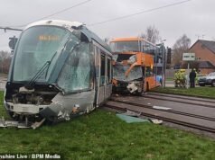 Pasajeros tratados por lesiones tras una colisión entre autobús y tranvía: los viajes se convierten en un caos debido al cierre de carreteras