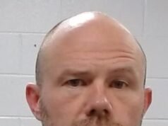 Amber Glenn, ex entrenadora de la medallista de oro en patinaje artístico de los Juegos Olímpicos de Invierno de EE. UU., arrestada por agresión sexual