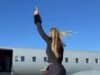 Jutta Leerdam viaja en un jet privado con su amado prometido Jake Paul… después de que se supo que ganaría $13 millones al año con el oro olímpico en patinaje de velocidad.