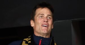 Tom Brady se une a Jason y Kylie Kelce en la final de hockey de los Juegos Olímpicos de Invierno entre Estados Unidos y Canadá