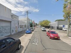 Horror cuando un hombre fue atacado con un martillo mientras esperaba el autobús en Marrickville, Sydney