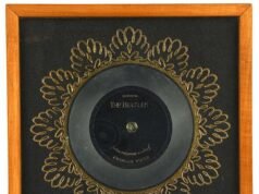 Premios otorgados a los Beatles en el apogeo de su fama y escondidos durante más de 60 años se venderán en una subasta