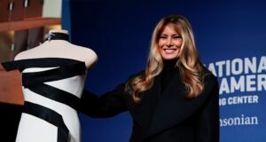 Melania revela un mensaje secreto cosido en su icónico vestido de gala inaugural en blanco y negro