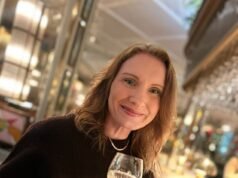 La policía está iniciando una investigación por asesinato después de que una «amable, desinteresada y leal» madre de dos hijos, de 47 años, muriera una semana después de resultar gravemente herida en un ataque.