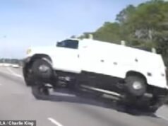 Video de pesadilla muestra que una camioneta de prisión llena de reclusos se estrella y se incendia, matando a dos personas en su interior