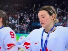 Las jugadoras canadienses de hockey femenino se vuelven virales por sus divertidas reacciones ante los juguetes de peluche en la ceremonia de entrega de medallas olímpicas.