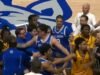 El partido de baloncesto universitario se convierte en un caos cuando los bancos se vacían y ambos equipos se pelean en la cancha.