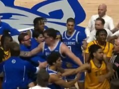 El partido de baloncesto universitario se convierte en un caos cuando los bancos se vacían y ambos equipos se pelean en la cancha.