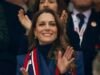 Kate mantiene la calma y continúa: la Princesa de Gales anima a Inglaterra en el partido de rugby de las Seis Naciones mientras la familia real se recupera del arresto de Andrew