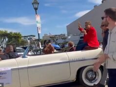 Karen Bass es abucheada sin piedad por sus propios electores mientras conduce por Los Ángeles en la parte trasera de un elegante convertible blanco.