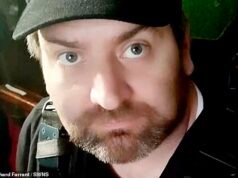 Momento en el que un Tesla de segunda mano valorado en £12.000 ‘explotó’ mientras estaba estacionado al costado de la carretera