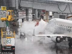 Una tormenta de nieve provoca un infierno en los viajes por EE. UU., la interrupción de 10.000 vuelos y el corresponsal meteorológico lucha por mantenerse en pie: «¡Es una locura!»