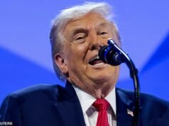 La draconiana orden bancaria de Trump destinada a exponer a los inmigrantes ilegales provoca pánico en Wall Street