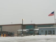 Avión lleno de detenidos de ICE queda atrapado en la pista durante 13 HORAS debido a una histórica tormenta de nieve invernal