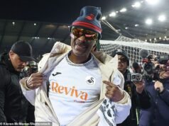 Snoop Dogg da comienzo a la fiesta en Swansea mientras el copropietario y famoso rapero ve a su equipo en vivo por primera vez, ¡y el jefe de Preston sugiere que el túnel ‘olía a hierba’!