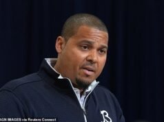 El jefe de los Chicago Bears critica la ‘extraña’ política DEI de la NFL que recompensa a los equipos por contrataciones minoritarias con selecciones de draft