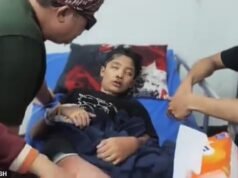 ‘Era mamá’: momento trágico cuando la niña acosada ‘obligada a beber agua hirviendo por su madrastra’ la señala con el dedo cuando le preguntan quién era el culpable poco antes de morir a causa de sus heridas