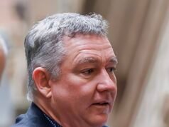 La esposa y el hijo del acusado de asesinar vehículos recreativos, Greg Lynn, lo apoyan en la corte mientras presiona para salir de prisión.