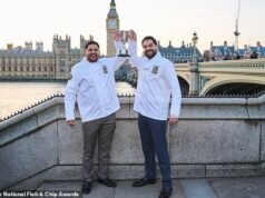 Se revela la mejor comida para llevar de pescado y patatas fritas de Gran Bretaña mientras los jueces elogian a los hermanos que la dirigen por su comida «sensacional»