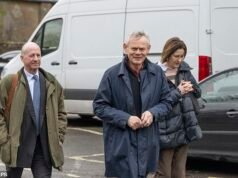 El actor Martin Clunes pierde la batalla del sitio de Traveler ante unos vecinos hippies que querían construir un campamento permanente a 300 metros de una granja de £5 millones