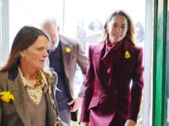 ¡Belleza borgoñona! Kate se baña de rojo de pies a cabeza mientras se reúne con el Príncipe William en Gales antes del Día de San David.