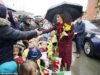 William y Kate están cubiertos de narcisos mientras la multitud desafía la lluvia para verlos visitar Gales antes del día de San David.
