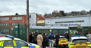 La policía se apresura a ir a la escuela secundaria, pelea masiva entre estudiantes mientras ‘dos profesores son llevados al hospital’