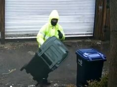 Un vago basurero de DC captado por la cámara tirando botes de basura en un callejón en lugar de vaciarlos