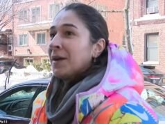 Un pequeño vecino consumido por la furia de BLIZZARD entierra deliberadamente el coche de al lado en un profundo montículo de nieve