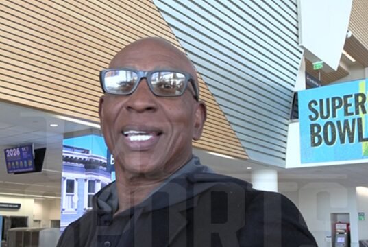 Eric Dickerson duplica las críticas a Bad Bunny y llama a la NFL «corrupta»