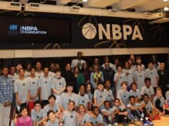 Deandre Ayton de los Lakers hace que sea un día especial para los niños en el campamento