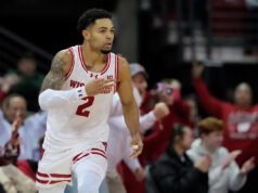 Wisconsin anota 15 triples y obtiene la tercera victoria entre los 10 primeros de la temporada, superando al No. 10 Michigan State.
